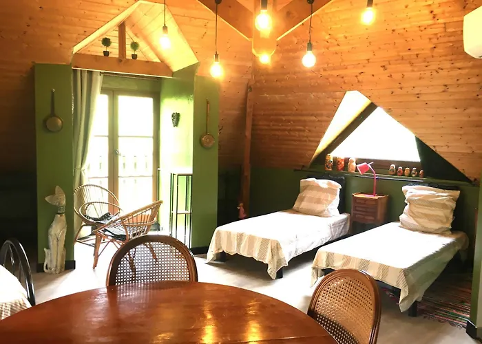 לינה וארוחת בוקר Les Du Prieure 3*